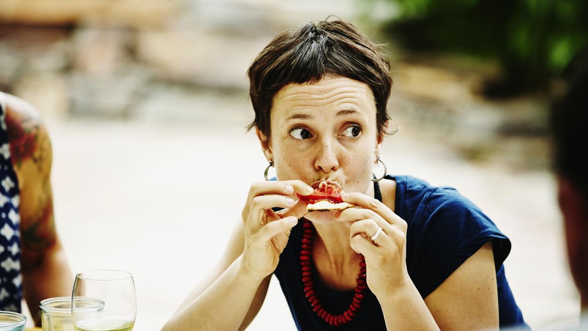 Jak oszukać mózg, by szybciej się najadał? Triki psychologiczne na kontrolę apetytu