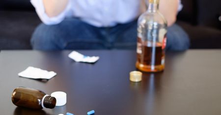 Leki, których nie wolno łączyć z alkoholem. Wśród nich te popularne na kaca