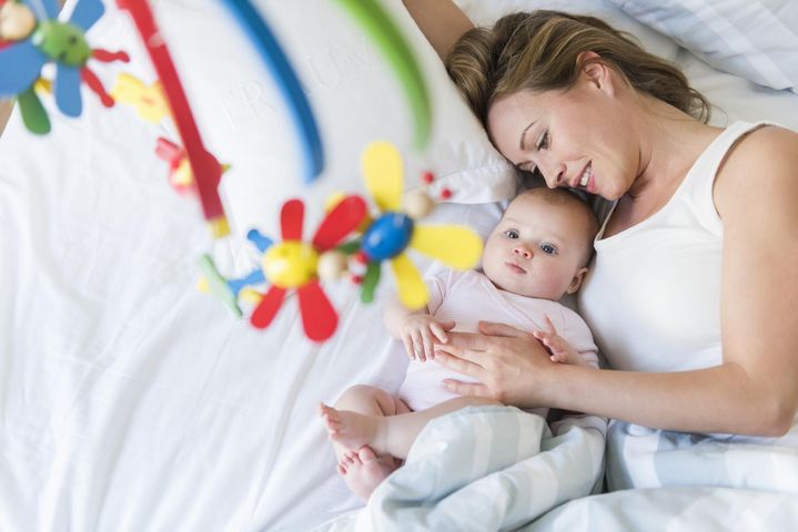 Karuzela do łóżeczka - korzyści dla dziecka, na co zwrócić uwagę podczas zakupu