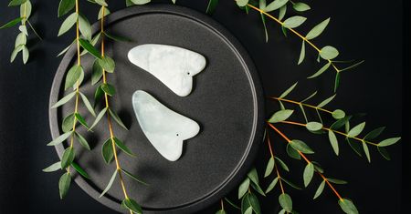 Kamień Gua Sha – który wybrać i jak używać? Jakie są efekty masażu?