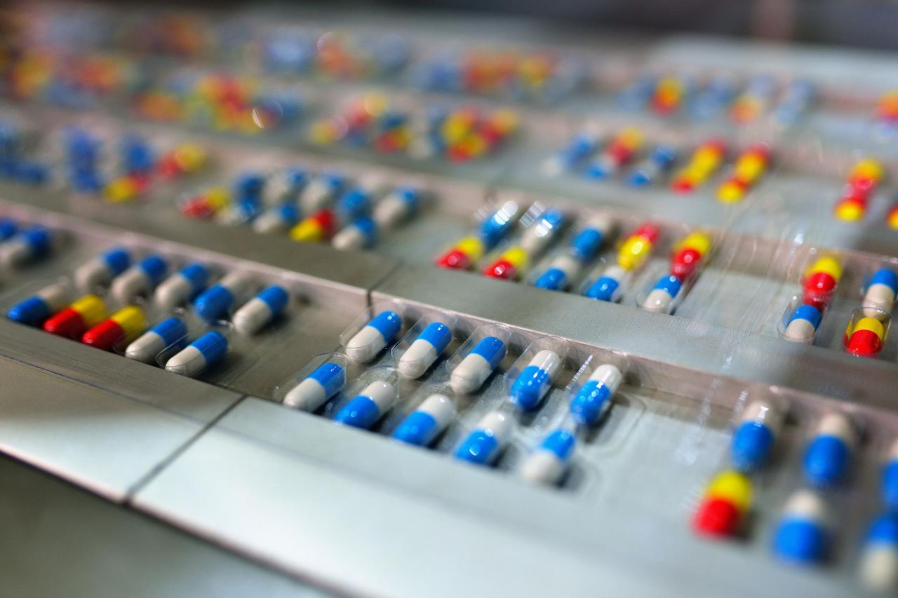 Tylko co piąty lek krytyczny powstaje w Polsce. Ekspert ostrzega przed skutkami przerw w dostawach