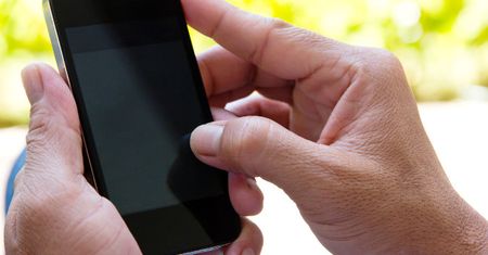 Smartfon - bezsenność, problemy ze wzrokiem i słuchem, ból kręgosłupa, ból głowy, zaburzenia psychiczne, choroba smsowa