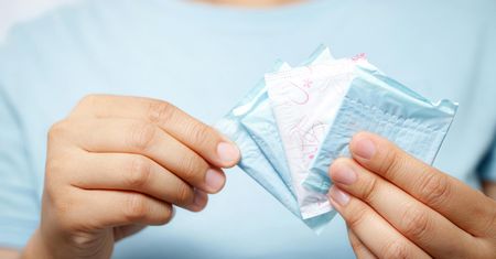 W szpitalach nie ma podpasek, więc proponują pieluchy. "To odbiera pacjentkom godność"