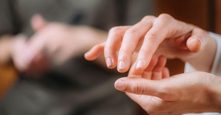Prosty test pomoże wykryć alzheimera. Kluczowe jest stukanie palcami