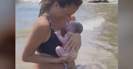 Zaczęła rodzić na plaży. Intymny moment skrytykowali internauci