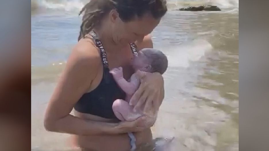 Zdecydowała się na poród w morzu. Urodziła syna niesiona przez fale