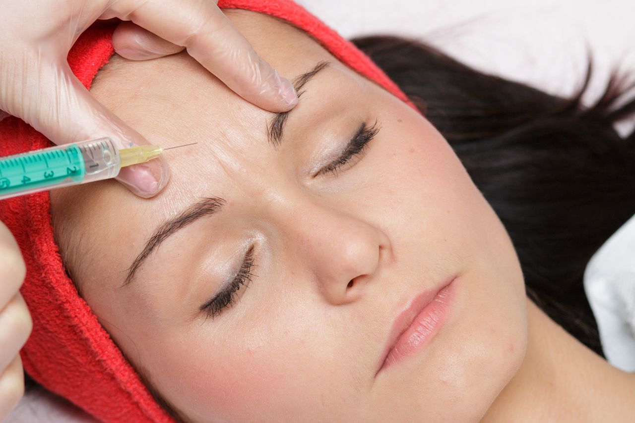 Toksyna botulinowa (botoks) - charakterystyka, wskazania, przeciwwskazania, wykonywanie zabiegów, skutki uboczne