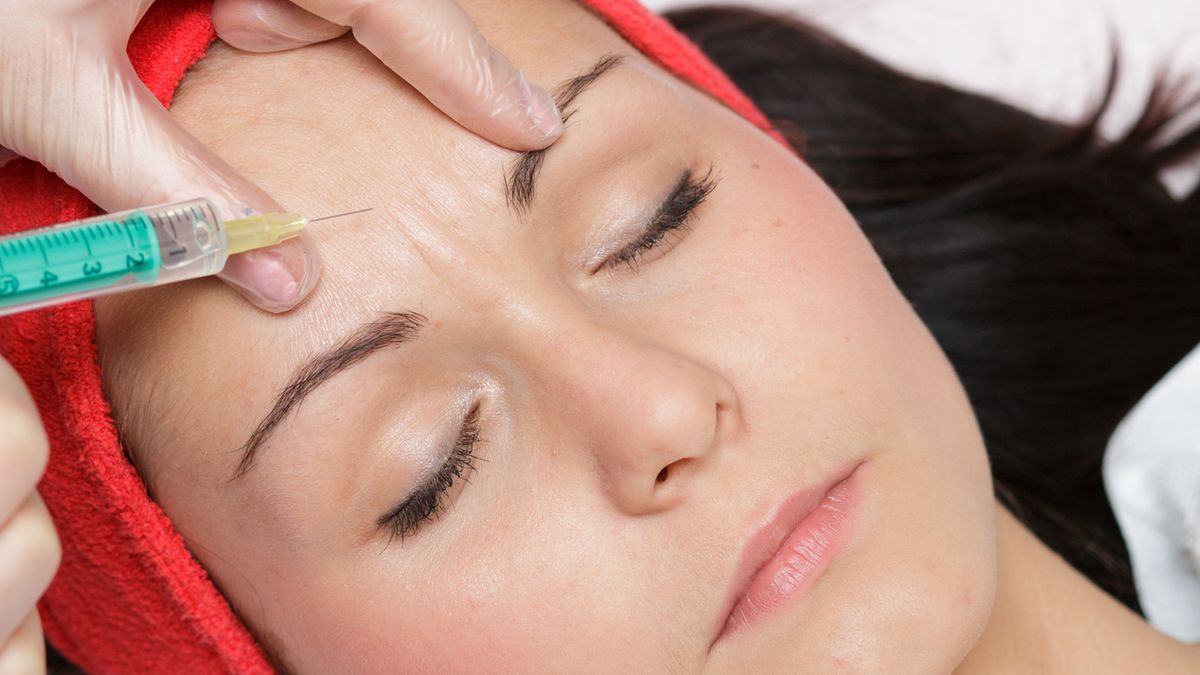 Toksyna botulinowa, czyli popularny botoks, nie jest stosowana tylko w dermatologii estetycznej