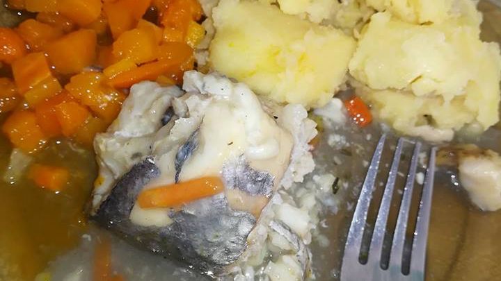 Obiad dla dziecka w warszawskim szpitalu na Niekłańskiej.