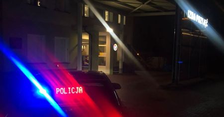 Połknęła proszek do prania. Policjanci eskortowali półtoraroczną dziewczynkę do szpitala
