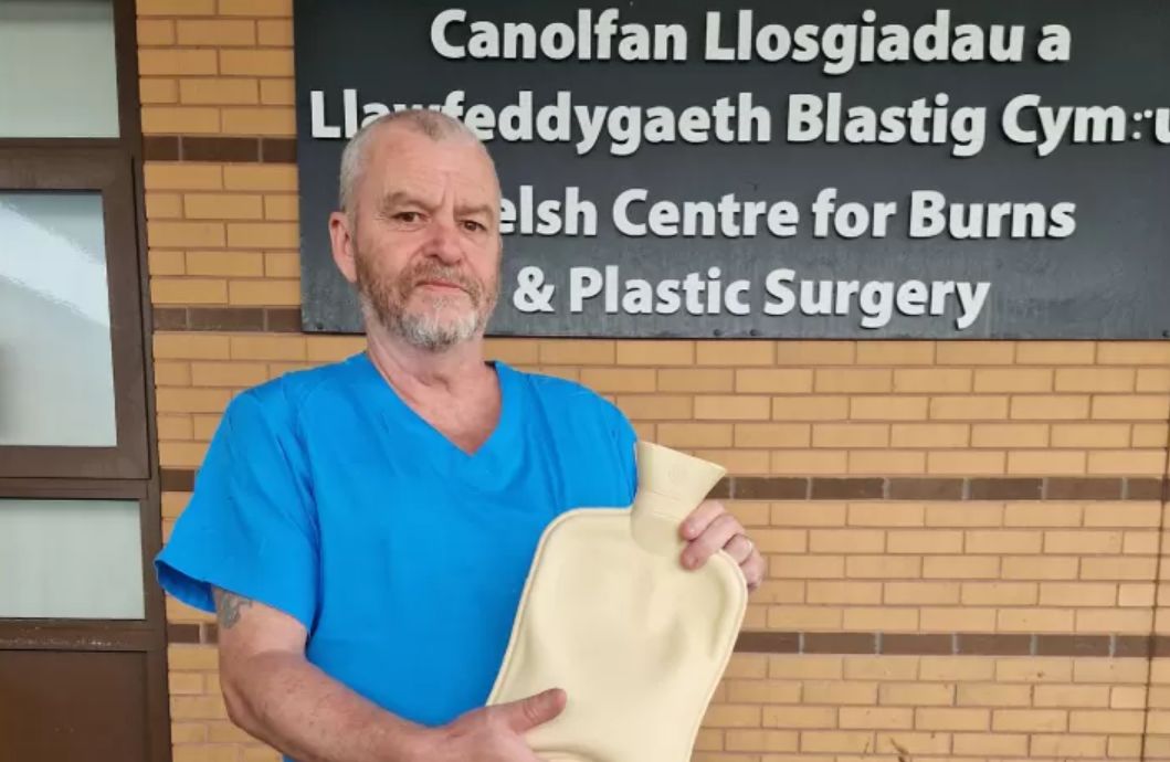 Dr John Davies twierdzi, że ośrodek oparzeń co roku przyjmuje 20-30 pacjentów z oparzeniami po nagrzewaniu termoforem