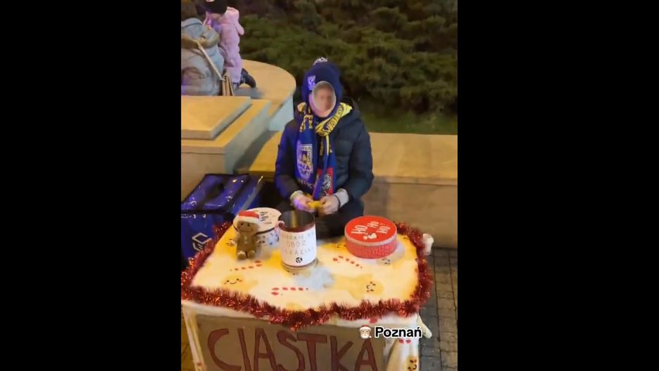 Kuba marzy o obozie piłkarskim. By zebrać pieniądze, sprzedaje ciasteczka na świątecznym jarmarku