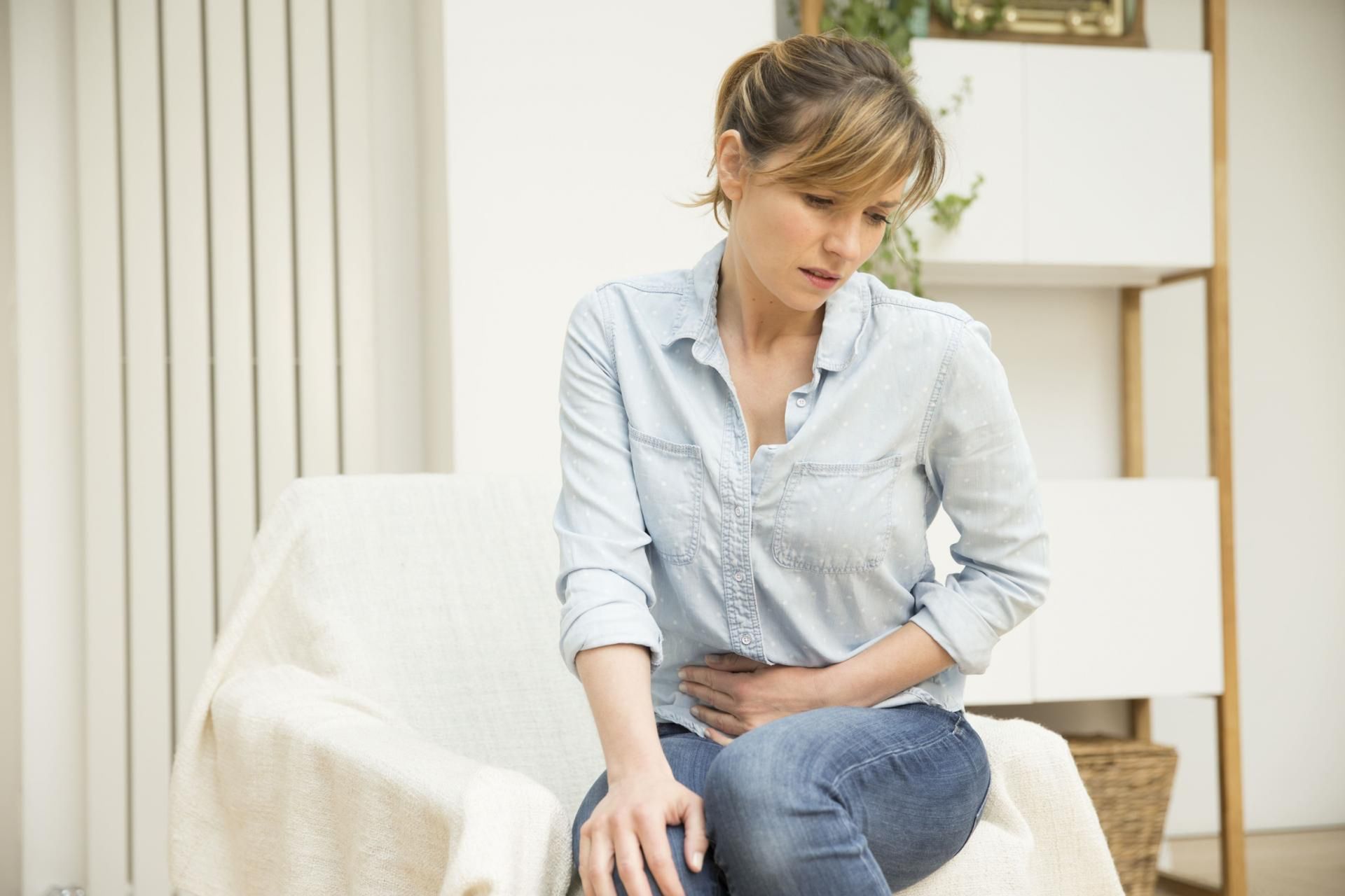 Ból brzucha jest jednym z objawów nerwicy żołądka 