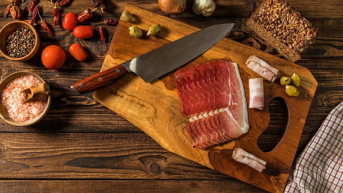 Szynka szwarcwaldzka to wędzone na zimno udźce wieprzowe.