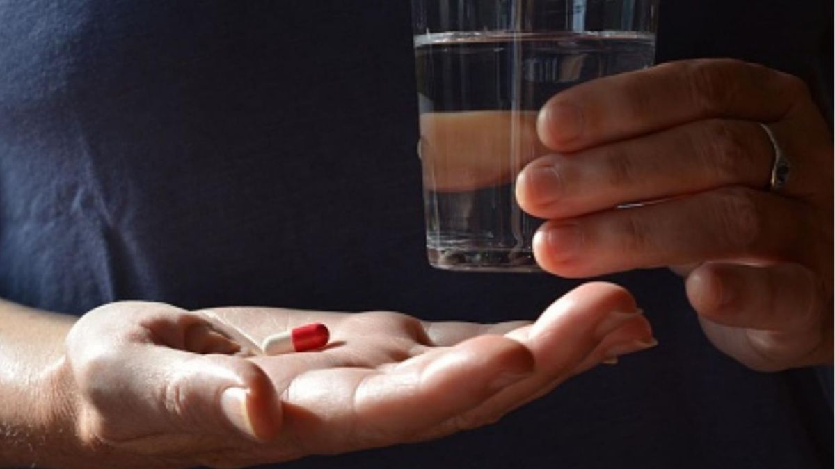 Przyjmowanie leków a słońce. Które preparaty wchodzą w toksyczną reakcję z promieniami UV?