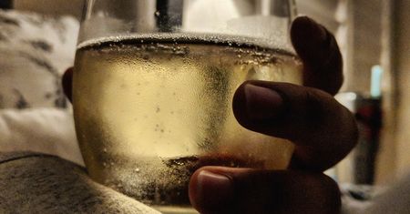 Buduje komórki rakowe, skraca życie. Najgorsze, co robi z mózgiem