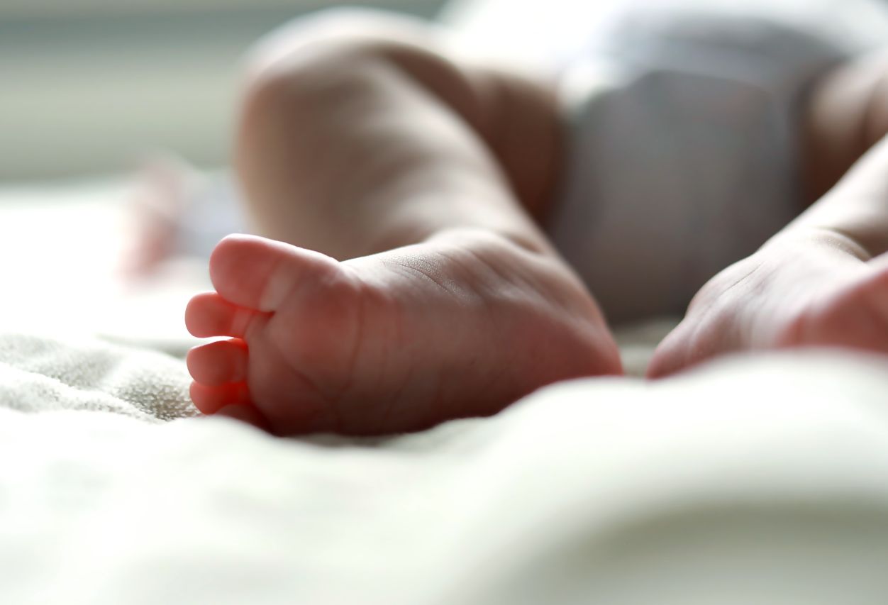 Ustawienie łóżeczka w swojej sypialni na kilka pierwszych miesięcy życia dziecka jest nie tylko wygodne, lecz także bezpieczne.