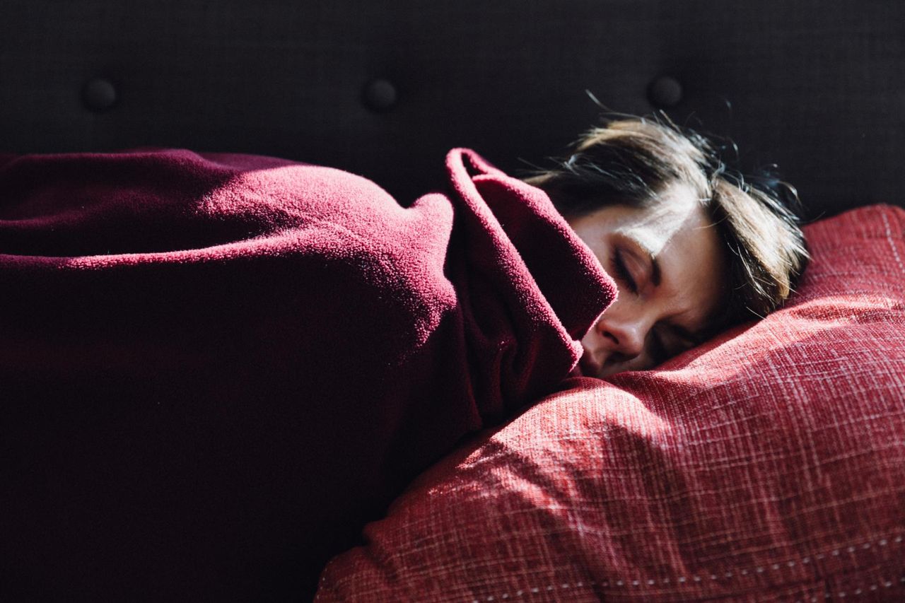 Najgorsza pozycja do spania. Tak dewastujesz kręgosłup