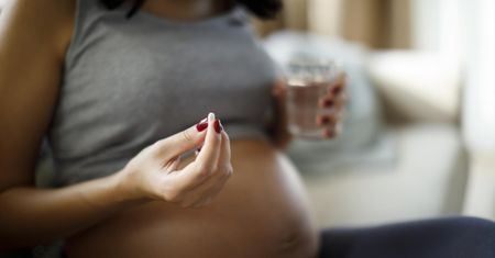 Kwas foliowy w ciąży - właściwości, kiedy i jak przyjmować, suplementacja, dawkowanie