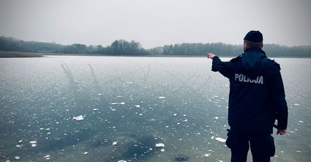 Próbowali ratować psa. Lód pod nastolatkami się załamał