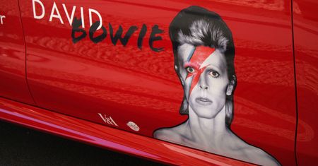 Co nauka mówi o elektryzującym spojrzeniu Davida Bowiego?