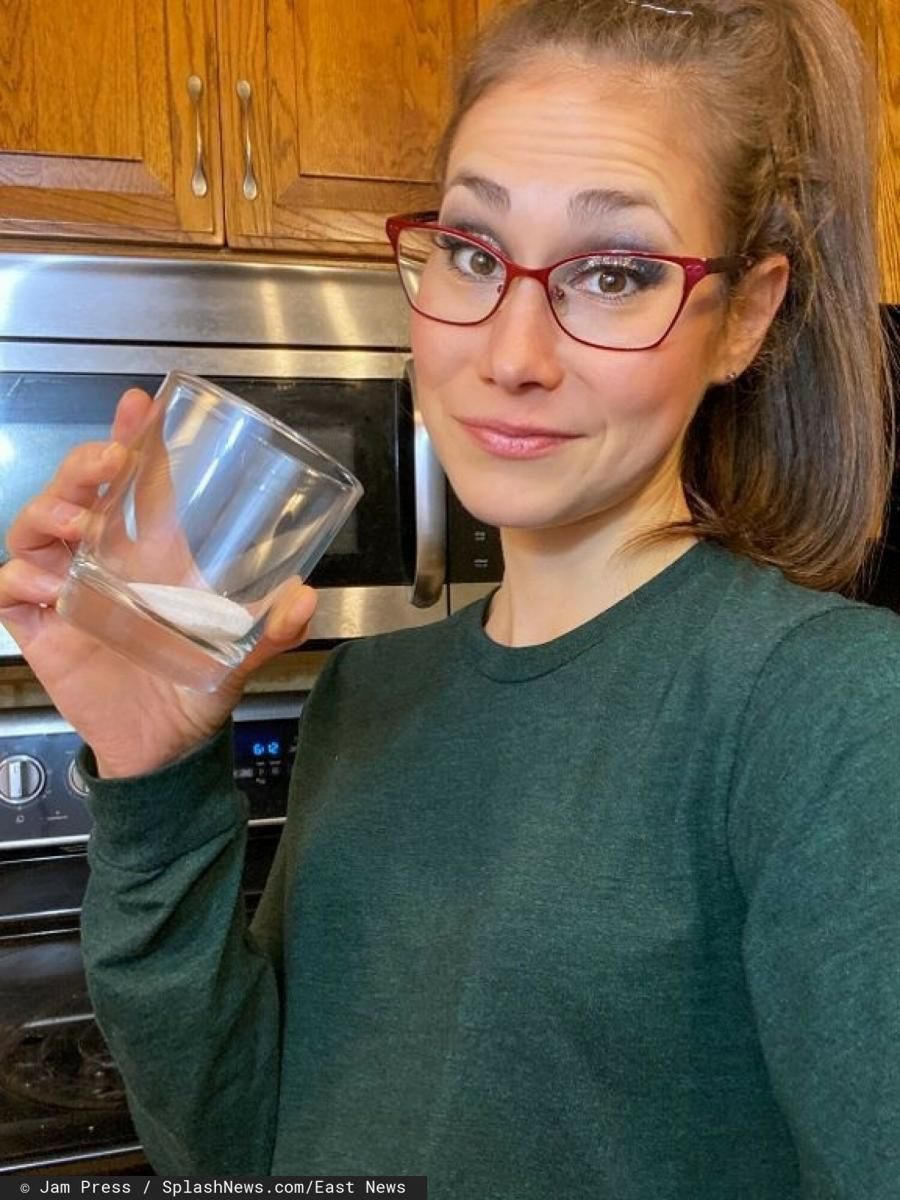 Kobieta przeszła na restrykcyjną dietę opartą na koktailach z oliwy i soli