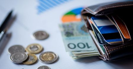 Tyle emeryt dostaje "na rękę". Różnica może wynieść ponad 160 zł