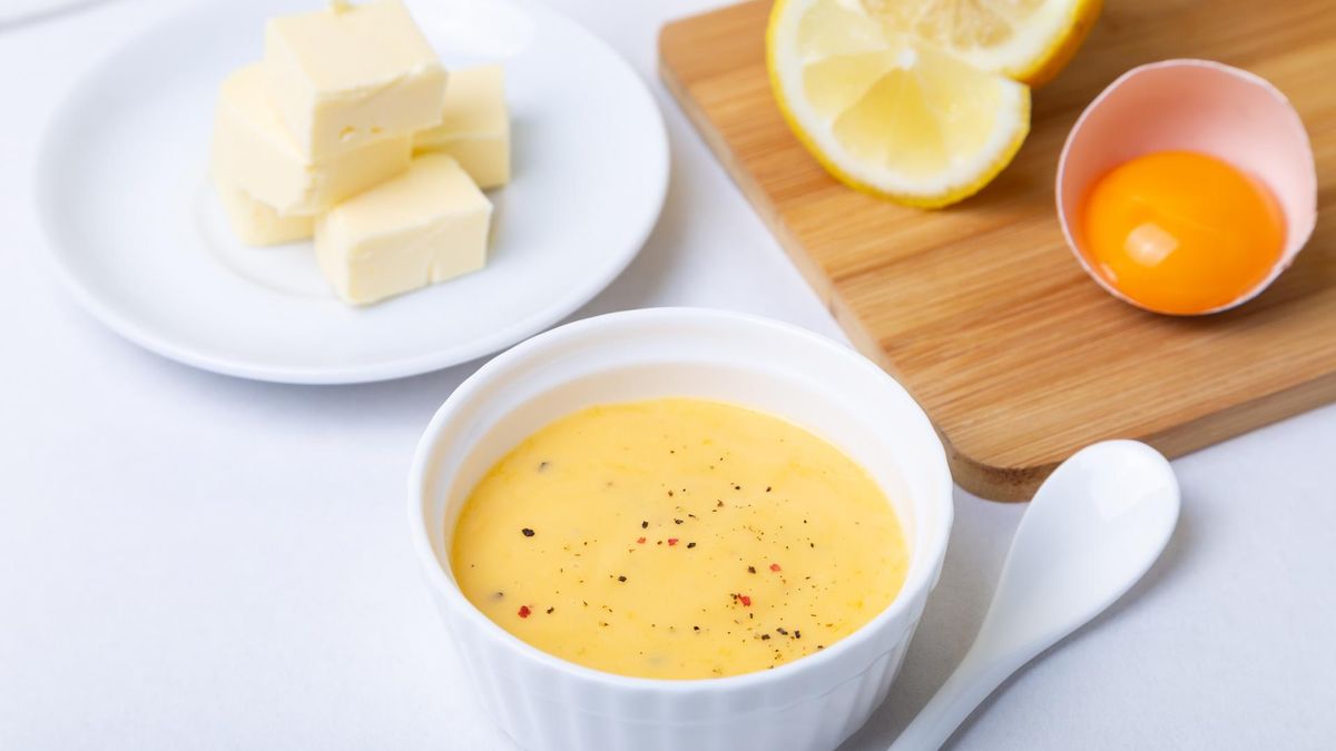 Sos holenderski to bardzo popularny dodatek do dań warzywnych i mięsnych