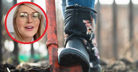 Zakopała smoczek w ogrodzie. Internauci są zachwyceni jej trikiem