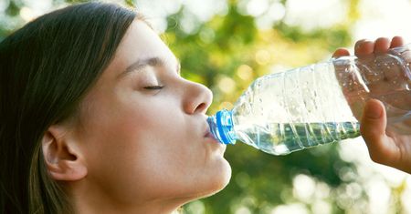 Picie z plastikowej butelki może powodować raka? Wszystko przez bisfenol A