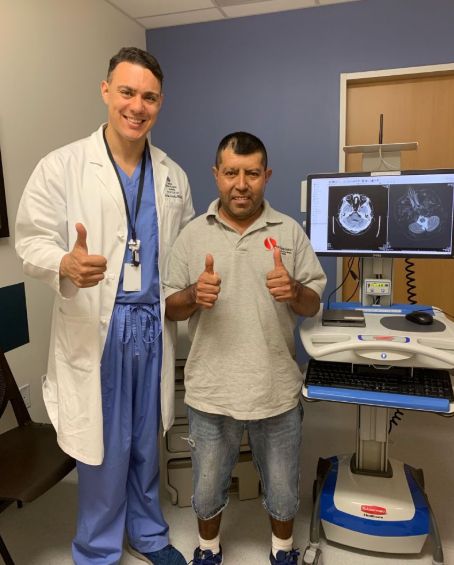 Gerardo z lekarzem, który usunął mu pasożyta z mózgu