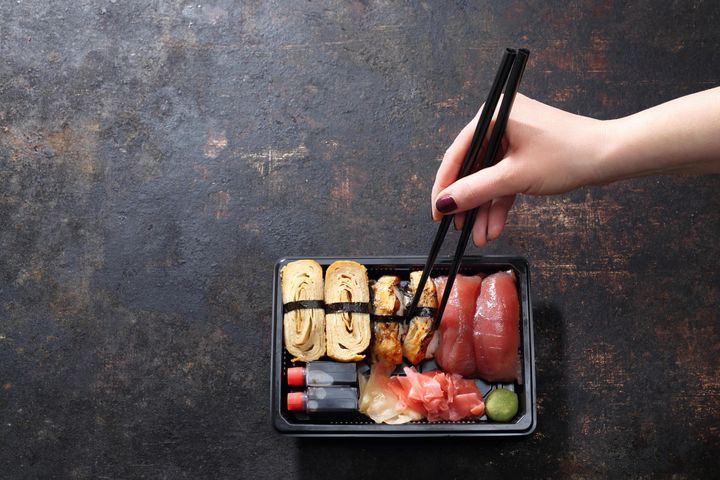 Nad tym, jak jeść pałeczkami, zastanawia się wiele osób sięgających po specjały kuchni japońskiej czy chińskiej