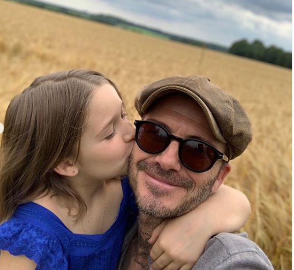 Harper całuje tatę