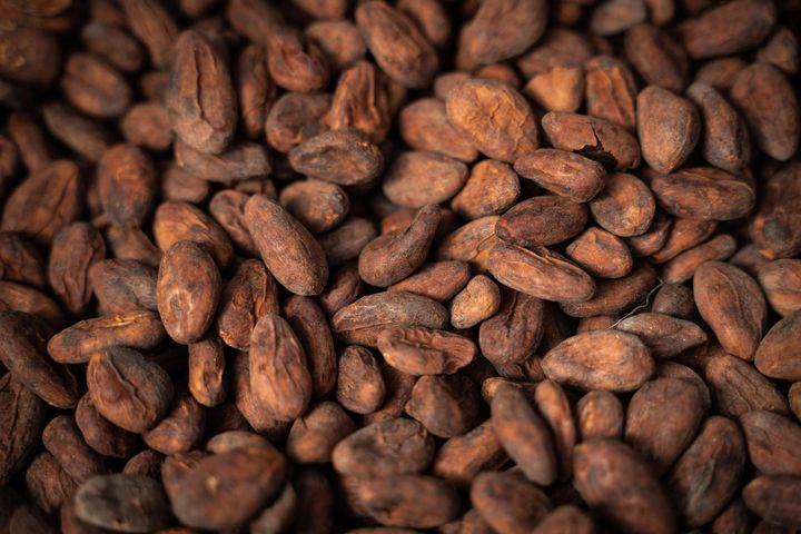 Bogatym źródłem magnezu w diecie są ziarna kakaowca, czekolada czy banany