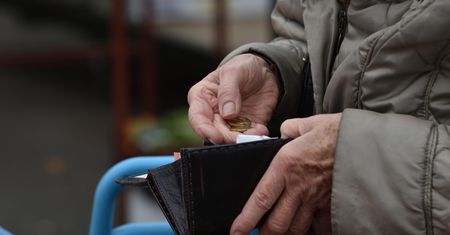 Leczenie zamiast gotówki z 13. i 14. emerytury. Będzie bon senioralny?