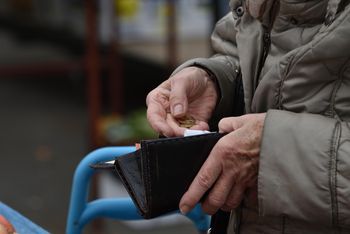 Leczenie zamiast gotówki z 13. i 14. emerytury. Będzie bon senioralny?