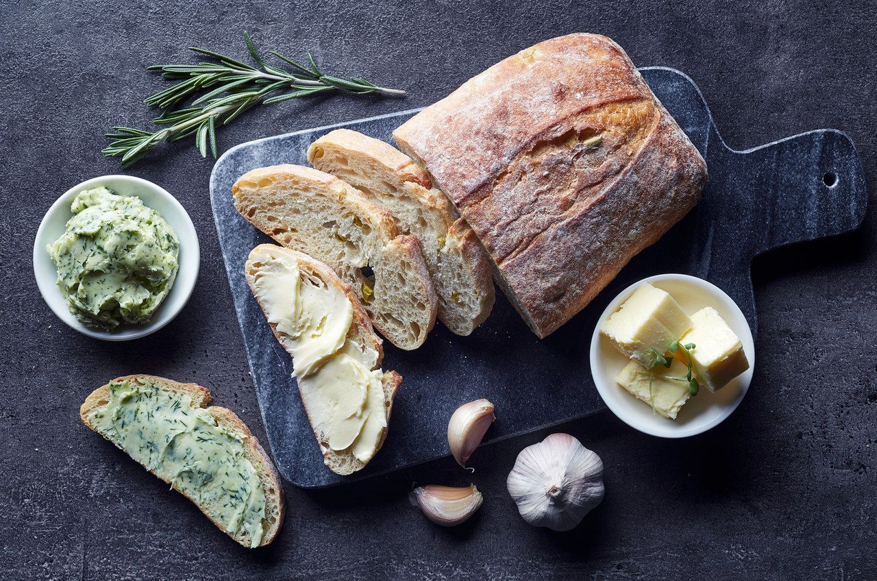 Masło smakowe - przepisy na masło czosnkowe, ziołowe, chrzanowe, paprykowe i cytrynowe