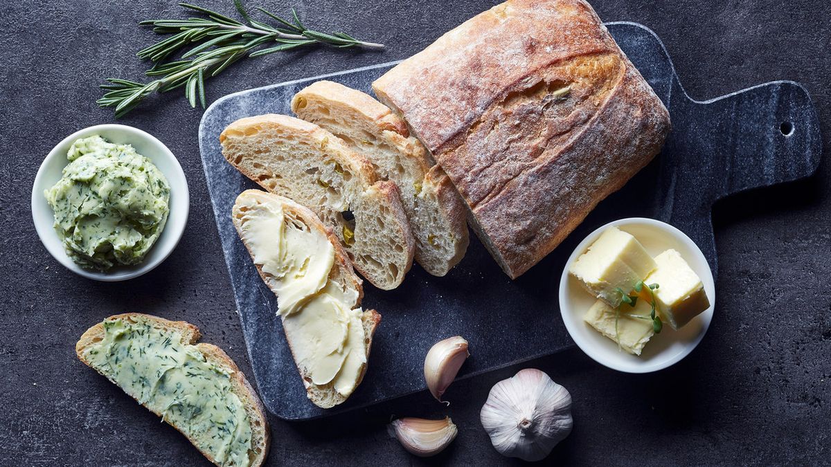 Masło smakowe to smaczny dodatek do różnych dań.