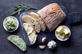 Masło smakowe - przepisy na masło czosnkowe, ziołowe, chrzanowe, paprykowe i cytrynowe