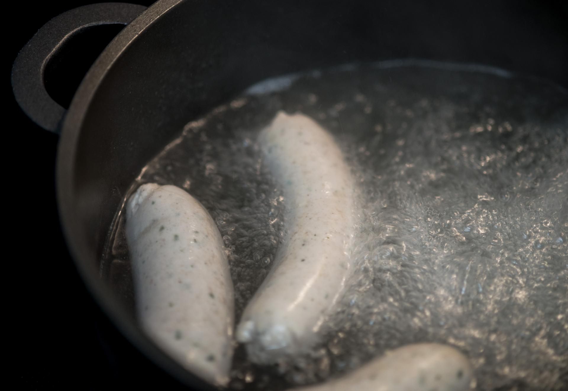 Kiełbasa i inne mięsa to produkty zawierające duże ilości białka 