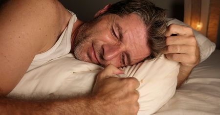 Wybudza ze snu między trzecią a piątą nad ranem. Od objawów do diagnozy mija siedem lat