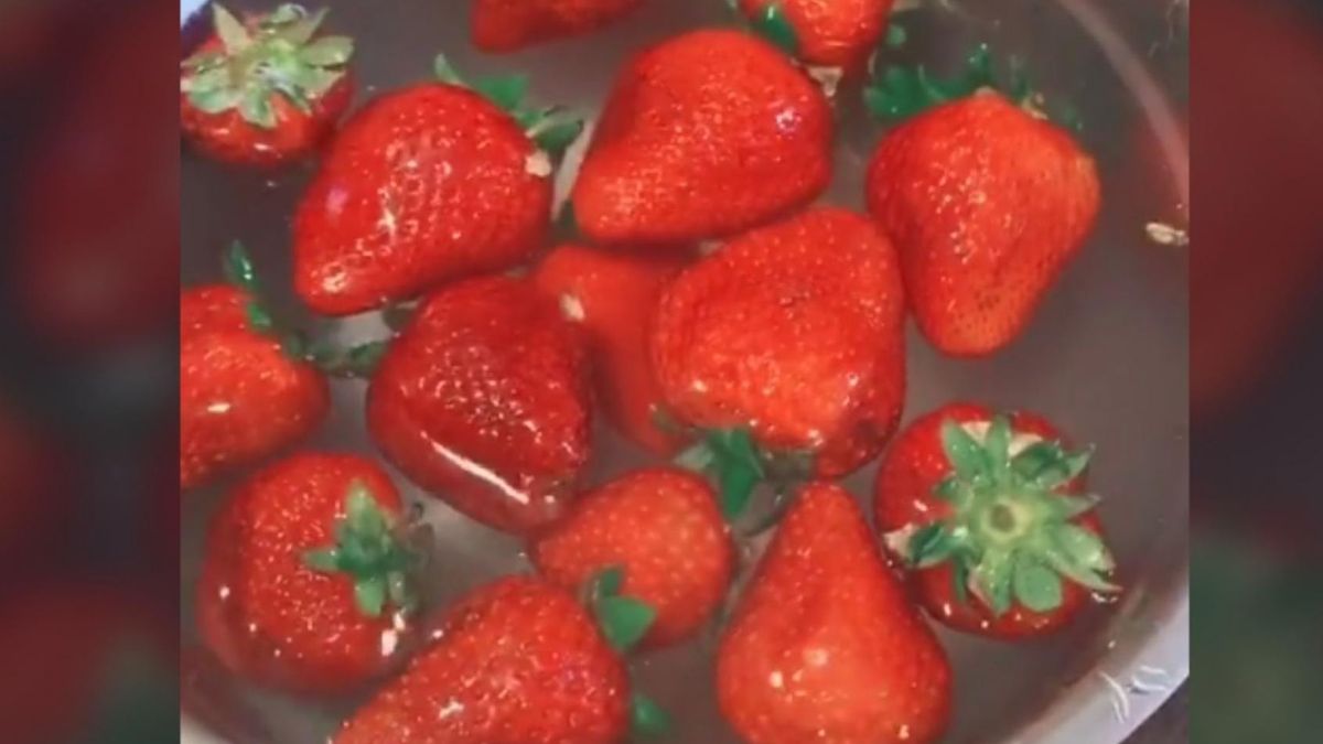 Jak usunąć robaki z truskawek? Prosty trik na Tiktoku