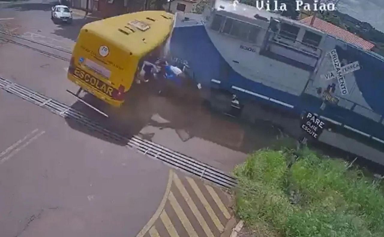 Kierowca szkolnego autobusu nie widział pociągu. Przerażające nagranie z Brazylii
