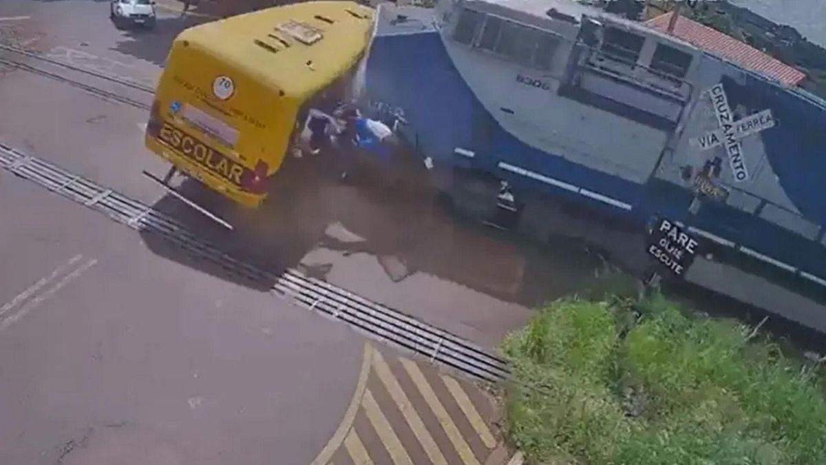 Pociąg wyjechał w autobus szkolny