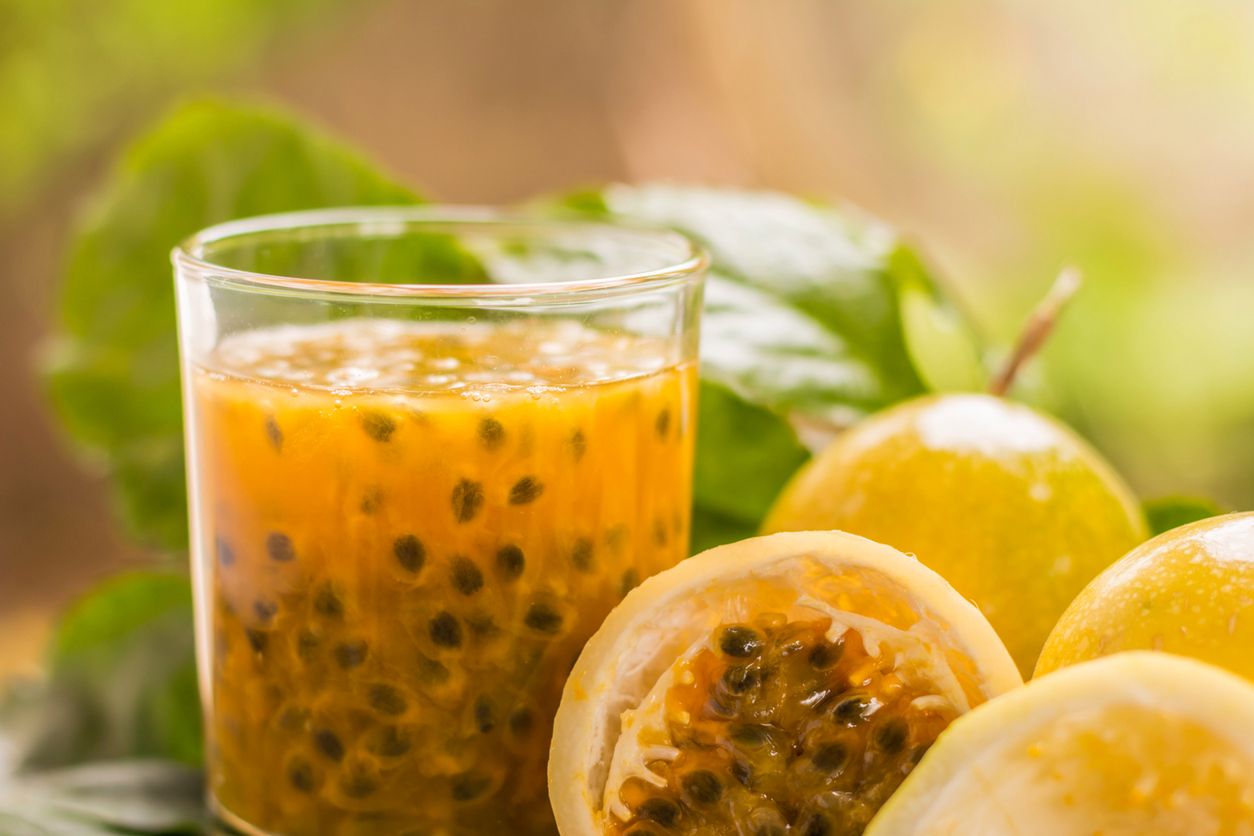 Miąższ passiflory jest słodki (iStock)