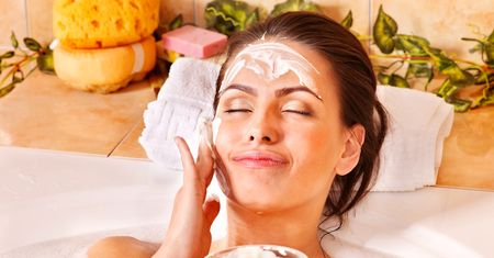 Domowy peeling - przygotowanie twarzy, przepisy na najlepsze domowe peelingi