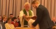 Duchowny nie mógł opanować śmiechu. Dziecko zrobiło to podczas chrztu