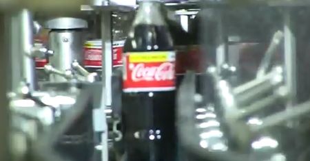 Poznaj sekrety produkcji coca coli! (WIDEO)