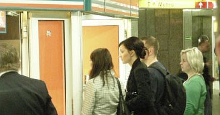 Marina czeka na kanapkę