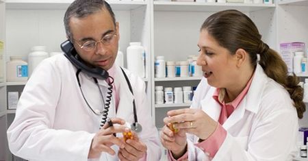Farmaceuci zarabiają krocie. Ale nie ci młodzi